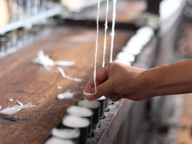 木玉毛織では紡績から縫製までの全ての工程を日本国内で行っています。「工程１：糸を作る」
