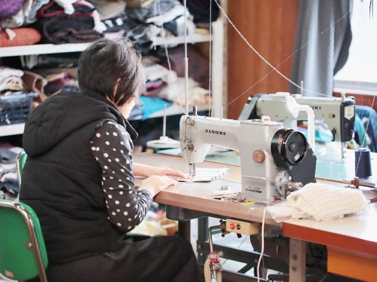 木玉毛織では紡績から縫製までの全ての工程を日本国内で行っています「工程4：形にする」